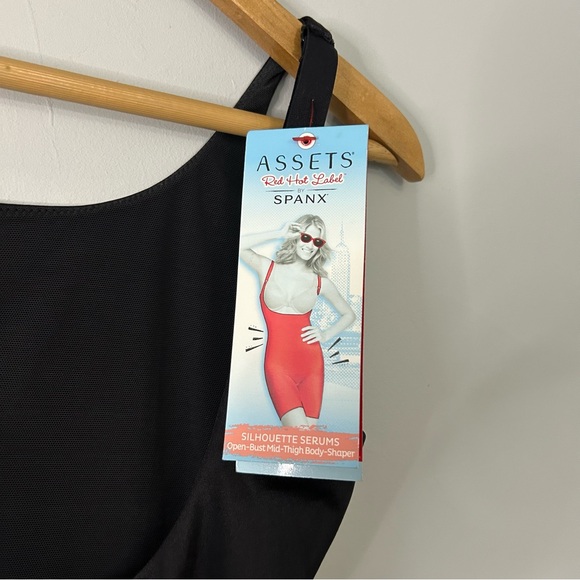 NWT Spanx Red Hot Assets Silhouette Serums Open-Bust Mid-Thigh Shapewear - Picture 3 of 7
